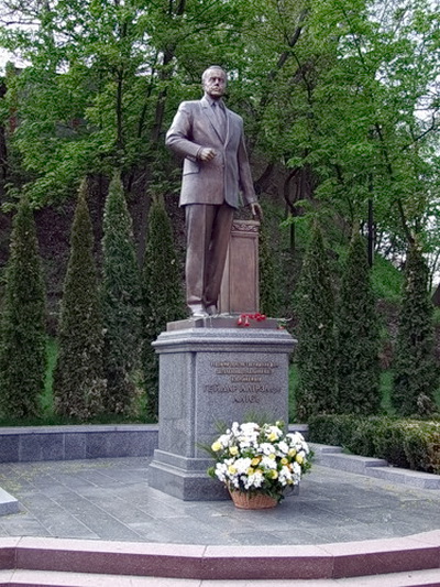памятник Г.Алиеву
