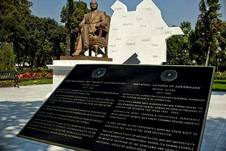 памятник Г.Алиеву в Мехико