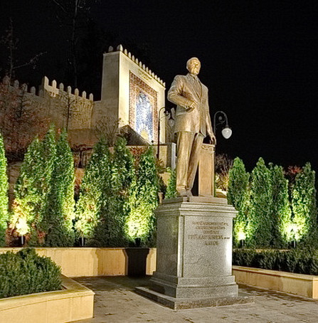 памятник Г.Алиеву в киевском парке