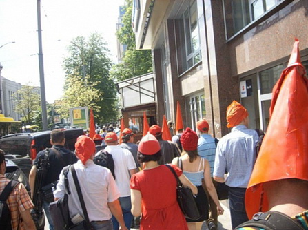 Марш красных шапочек